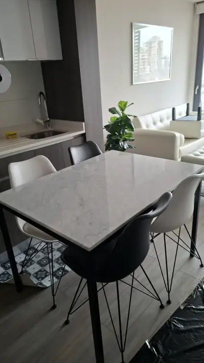 Mesa de comedor con cubierta de mármol - miniatura 1