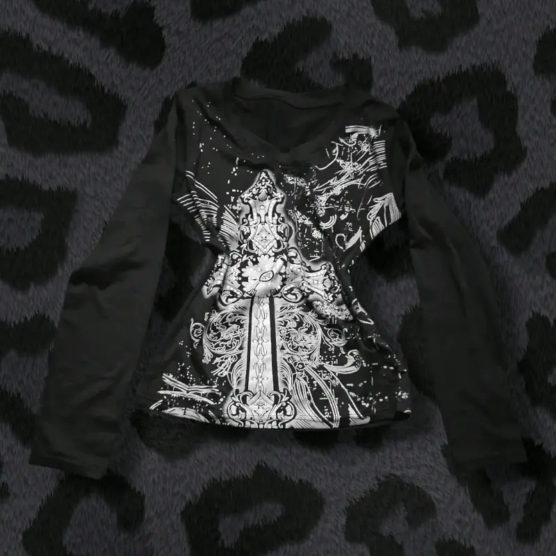 Polera negra de manga larga con diseño gráfico - 1