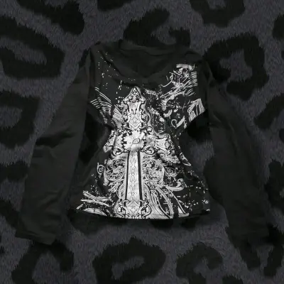 Polera negra de manga larga con diseño gráfico - miniatura 1