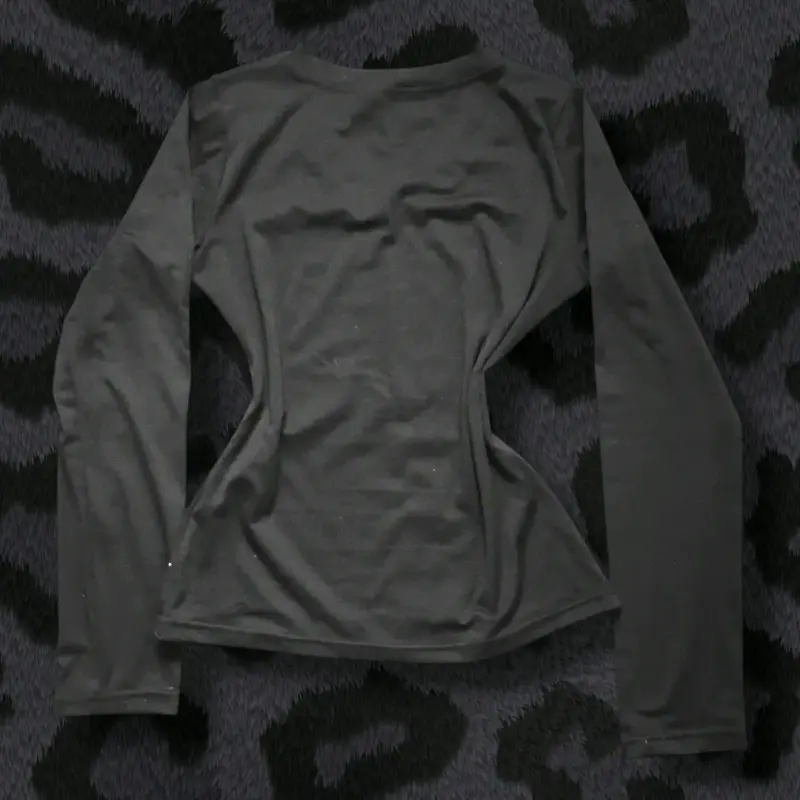 Polera negra de manga larga con diseño gráfico - 2