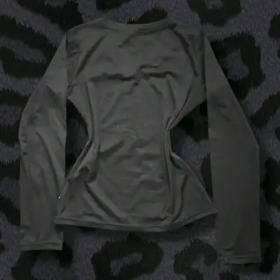 Polera negra de manga larga con diseño gráfico - miniatura 2