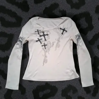 Polera manga larga con diseño de cruces - miniatura 1