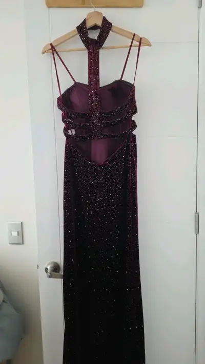 Vestido de fiesta largo burdeos con lentejuelas - miniatura 2