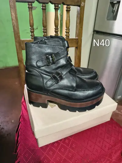 Botines de cuero, tacones y zapatos - miniatura 1