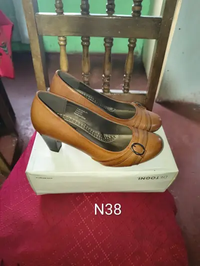 Botines de cuero, tacones y zapatos - miniatura 2