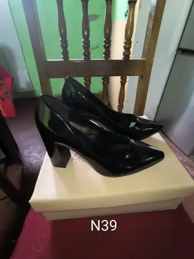 Botines de cuero, tacones y zapatos - miniatura 3