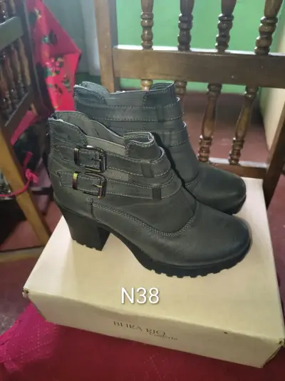 Botines de cuero, tacones y zapatos - miniatura 4