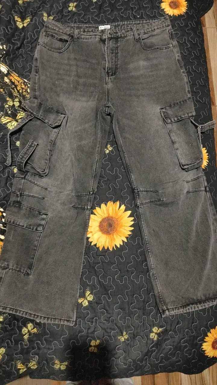 Pantalones cargo grises con bolsillos múltiples - 1