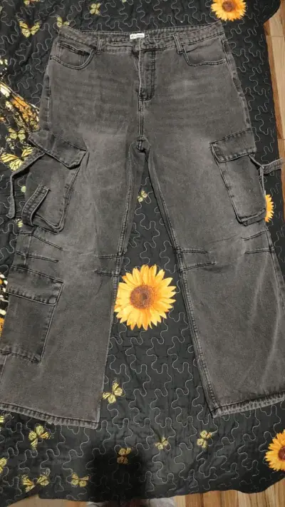 Pantalones cargo grises con bolsillos múltiples - miniatura 1