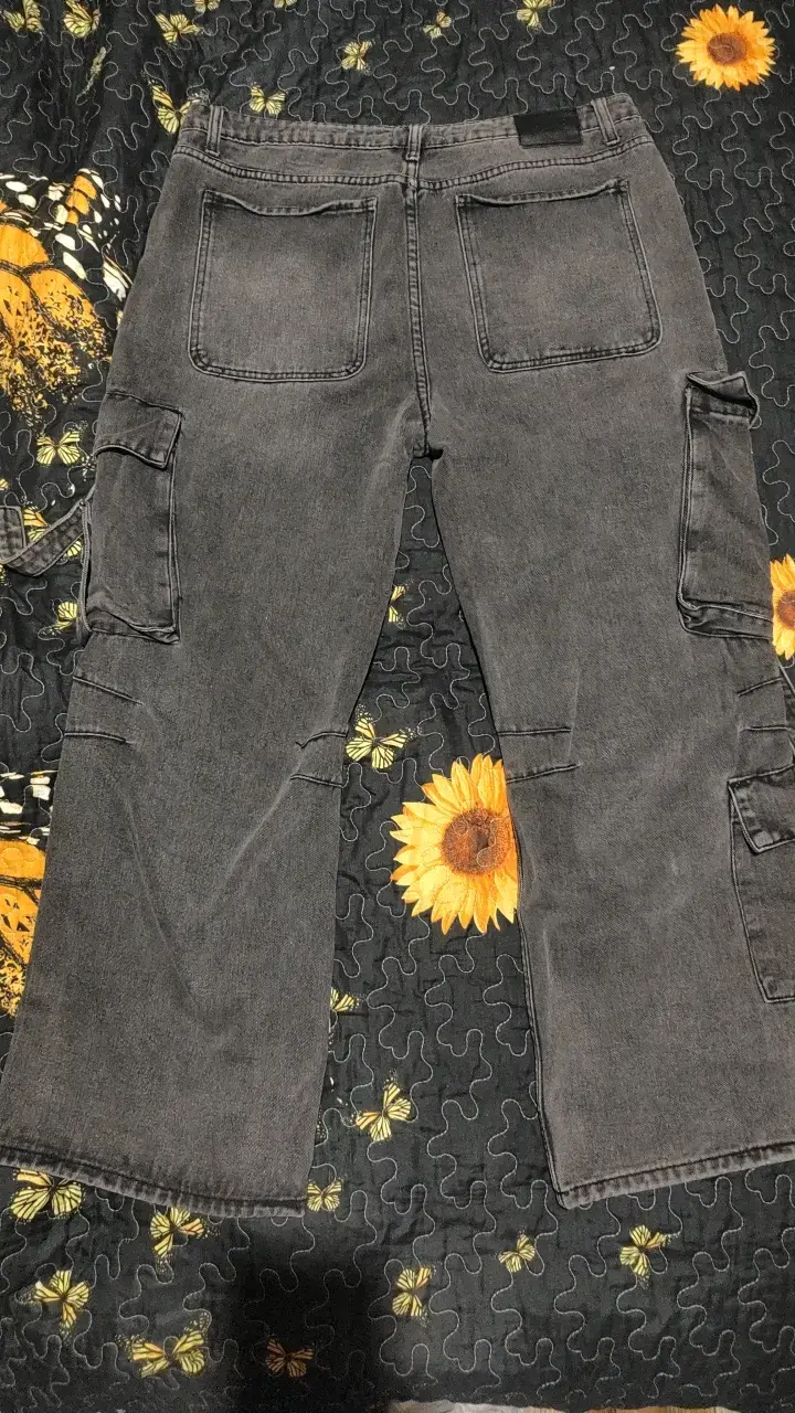 Pantalones cargo grises con bolsillos múltiples - 2