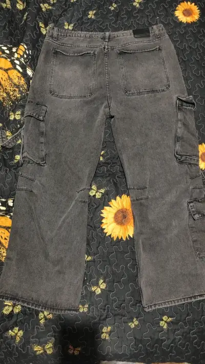 Pantalones cargo grises con bolsillos múltiples - miniatura 2