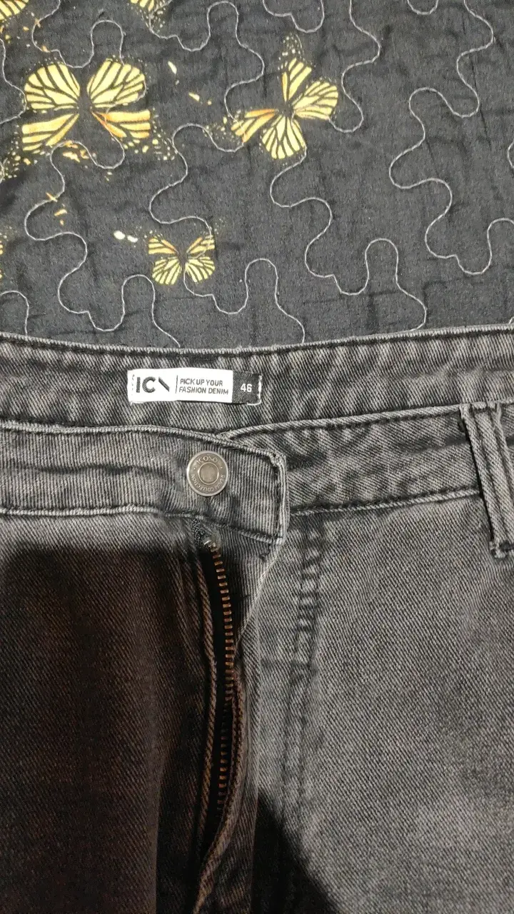 Pantalones cargo grises con bolsillos múltiples - 3