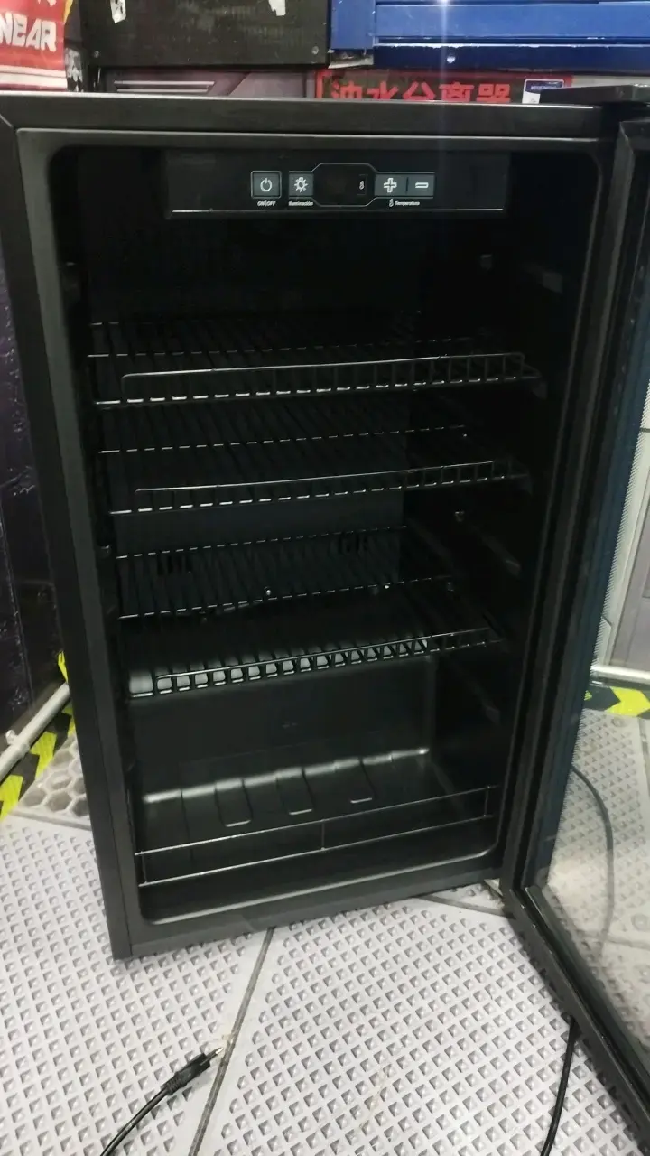 VisiCooler 93Lts  Midea color  negro - 4