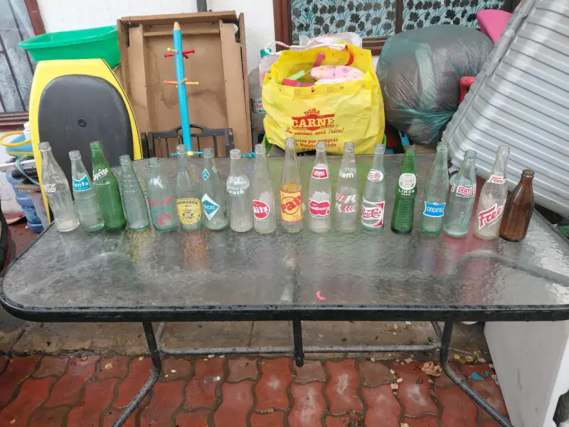 Colección de botellas de vidrio vintage de bebidas
