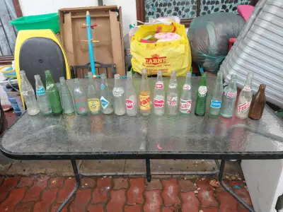 Colección de botellas de vidrio vintage de bebidas - miniatura 1