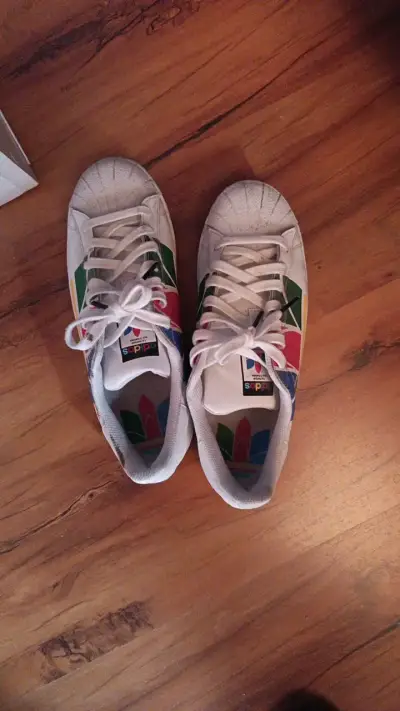 Zapatillas deportivas blancas con diseño colorido - miniatura 1