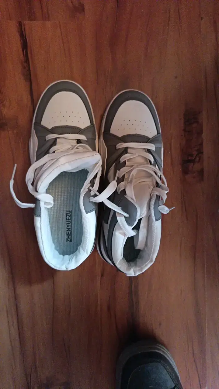 Zapatillas deportivas blancas con diseño colorido - 2