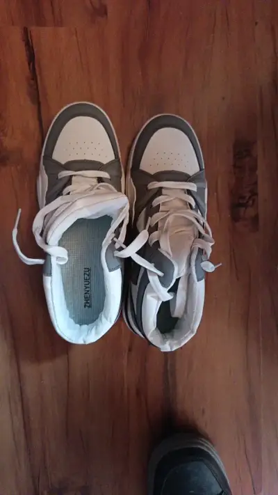 Zapatillas deportivas blancas con diseño colorido - miniatura 2
