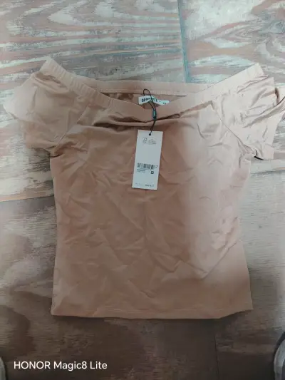 Polera beige hombros descubiertos Opposite - miniatura 1