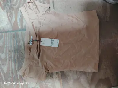 Polera beige hombros descubiertos Opposite - miniatura 2