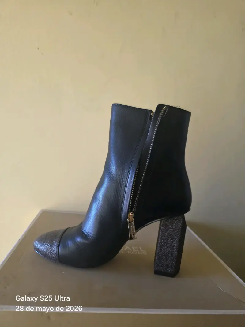 Botines de cuero negro Michael Kors con tacón alto - 1
