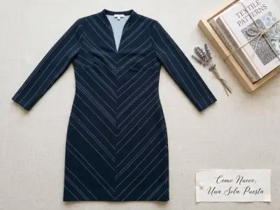 Vestido azul marino con diseño de rayas - miniatura 1