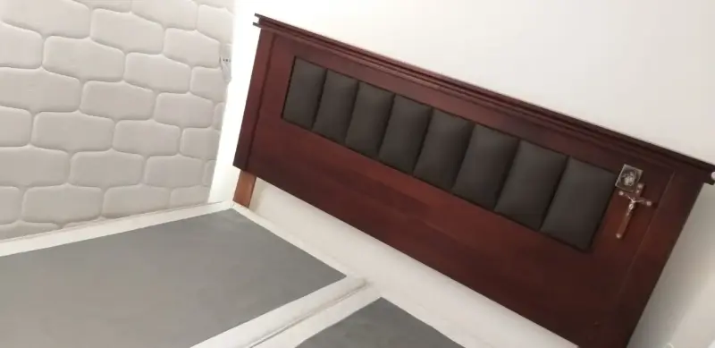 Cabecera de cama de madera con tapizado