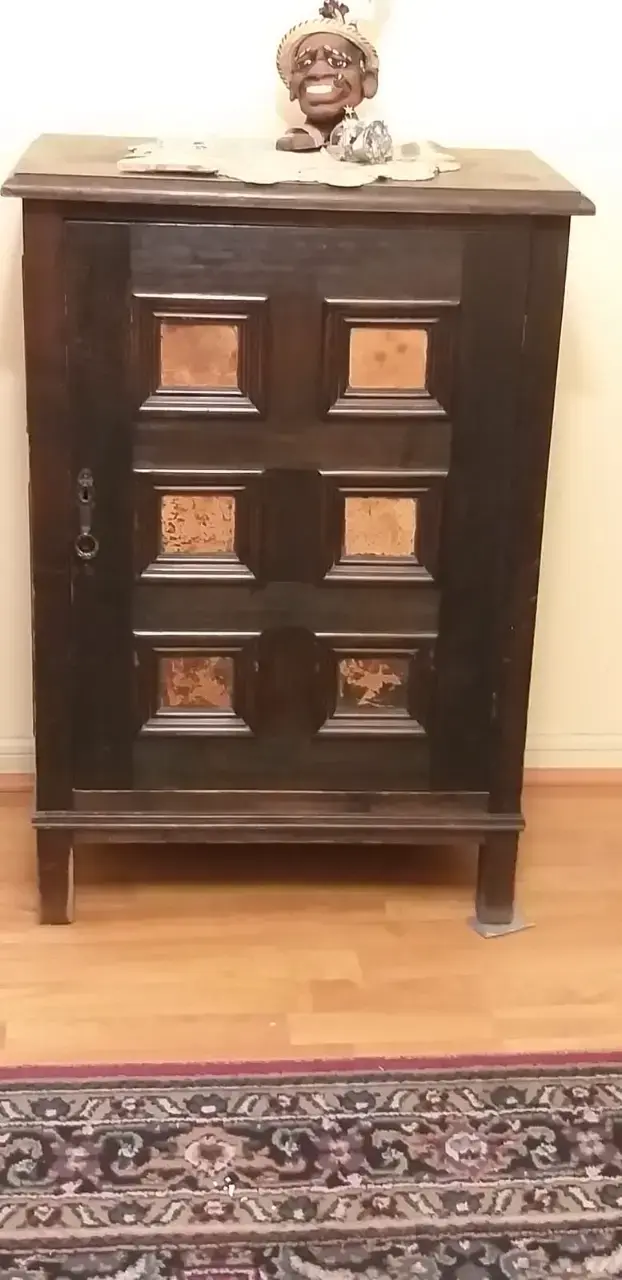 Mueble antiguo de madera con detalles decorativos
