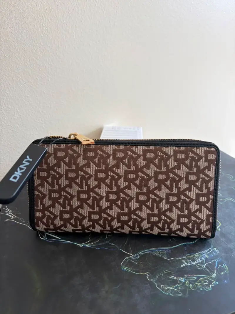 Billetera DKNY monograma marrón y beige