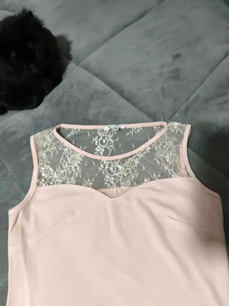 Vestido corto rosa con encaje floral - 2