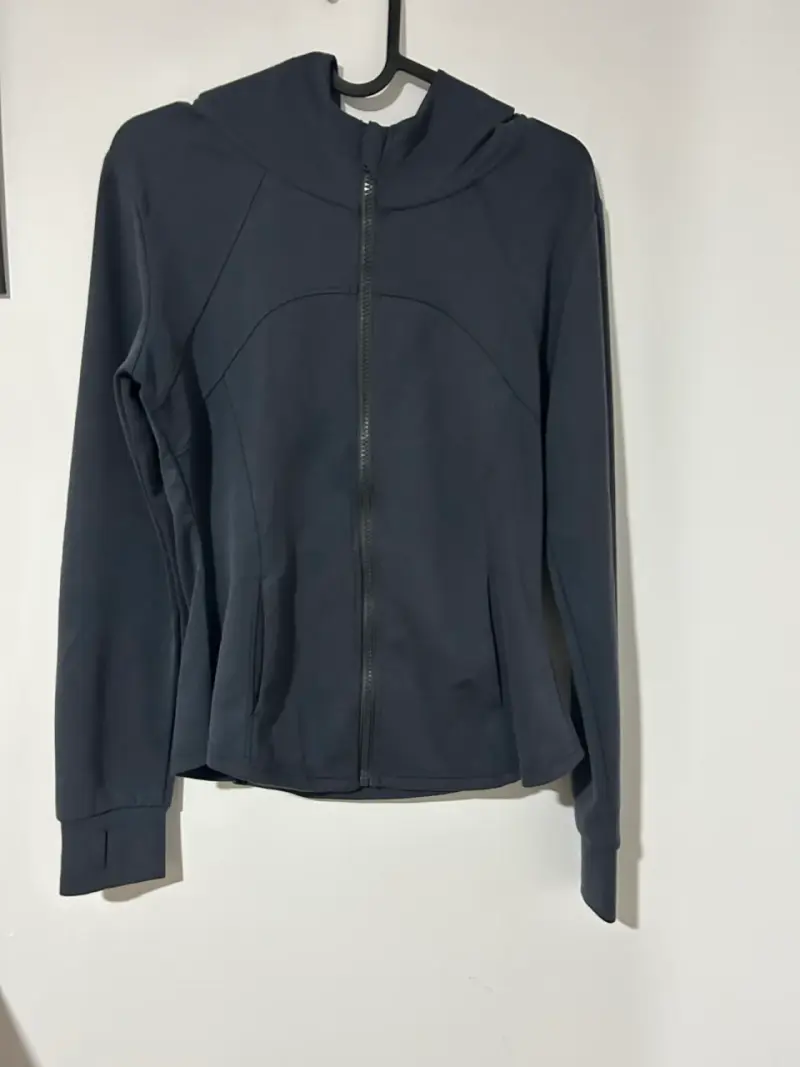 Chaqueta deportiva con capucha color negro - 2