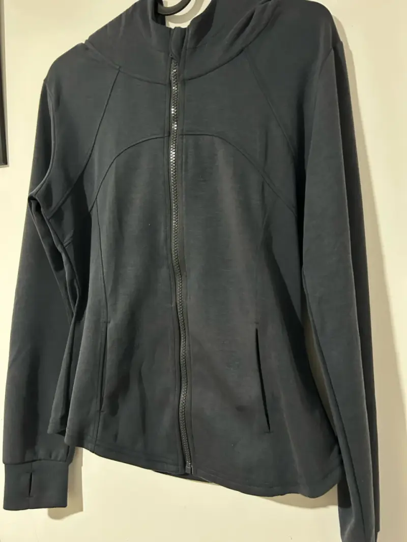 Chaqueta deportiva con capucha color negro - 3