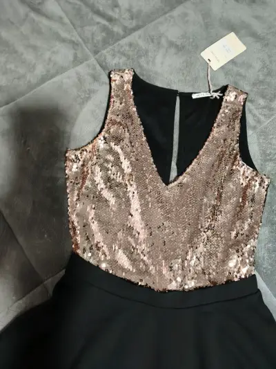 Vestido de fiesta con lentejuelas doradas - miniatura 1