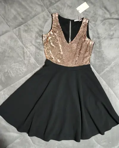 Vestido de fiesta con lentejuelas doradas - miniatura 3