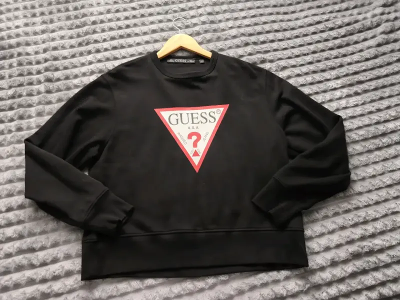 Polerón negro Guess con logo frontal - 1