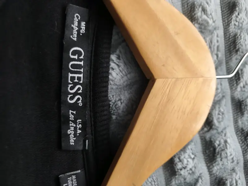 Polerón negro Guess con logo frontal - 2