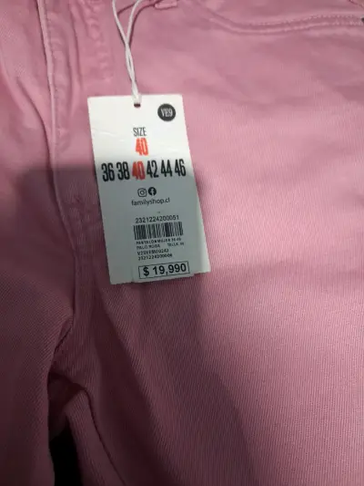Jeans rosados con diseño rasgado para mujer - miniatura 2