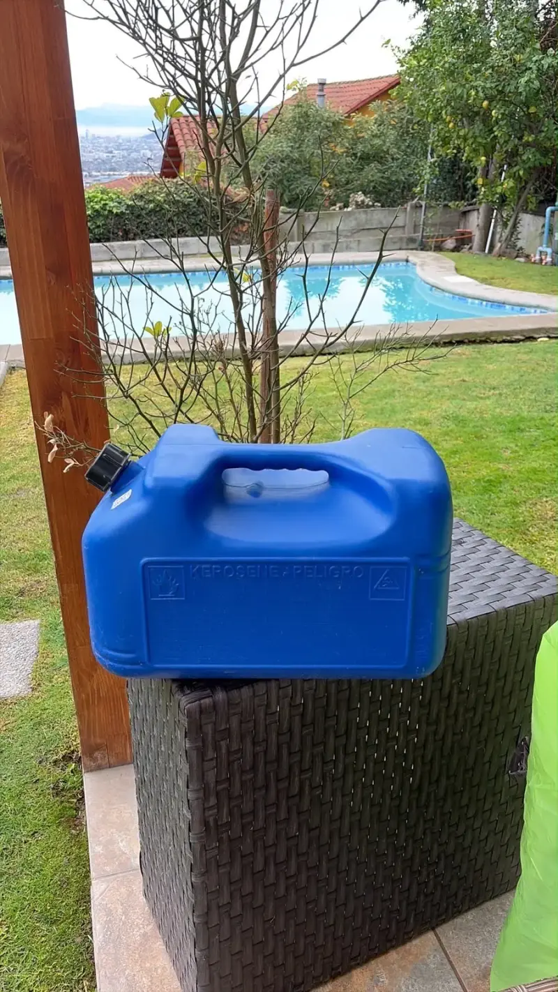 Bidón de plástico azul para kerosene