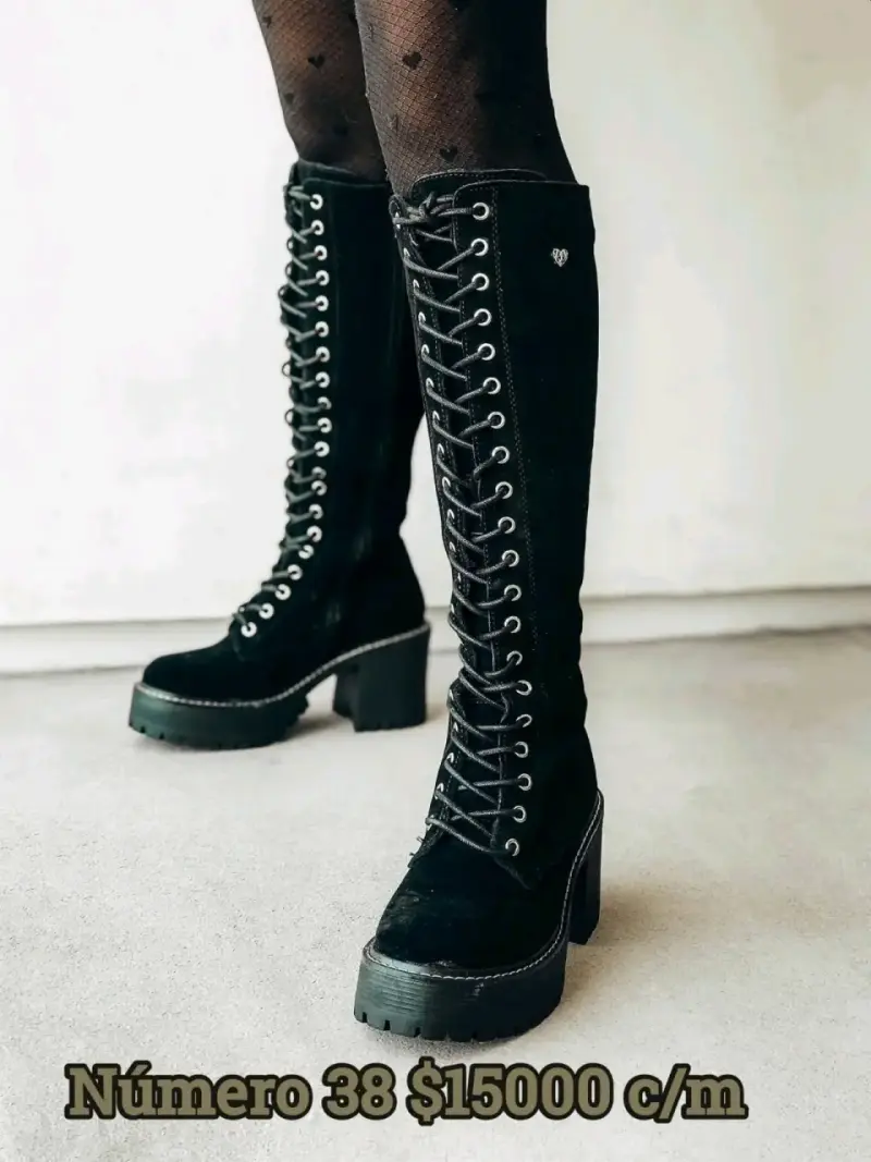 Botas negras altas con plataforma y cordones