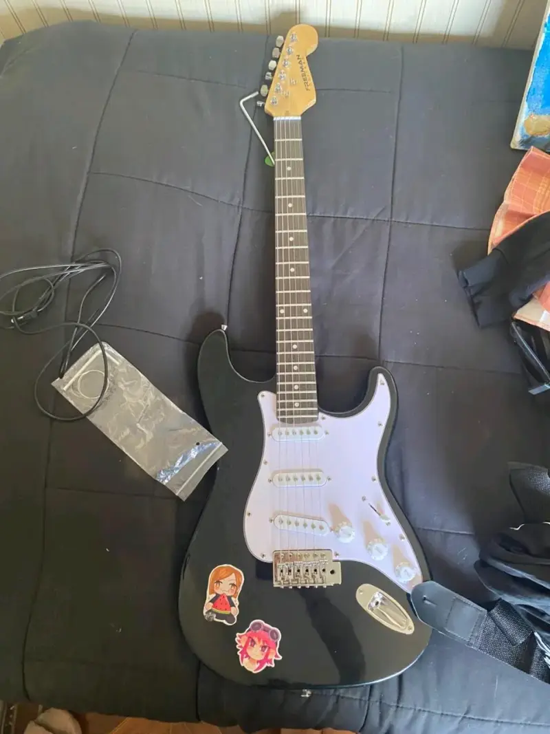 Guitarra eléctrica negra con stickers - 1