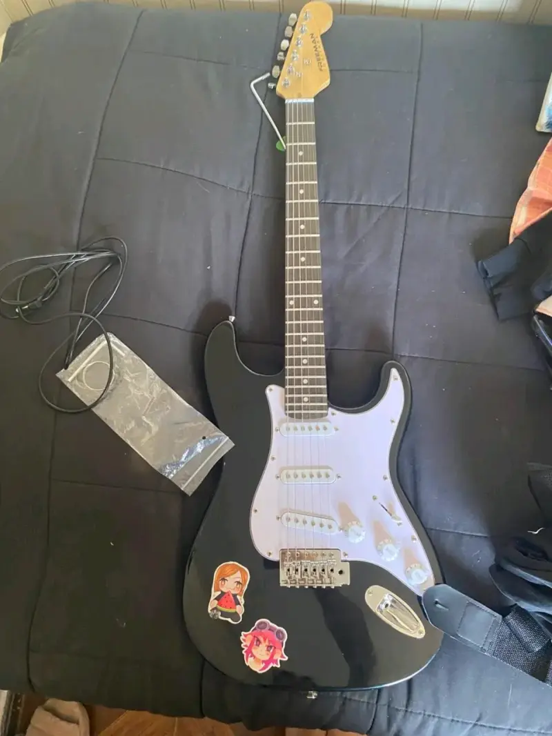 Guitarra eléctrica negra con stickers - 2