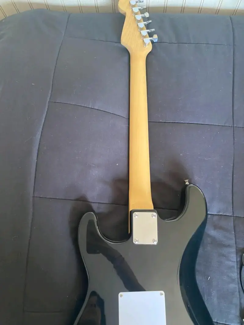 Guitarra eléctrica negra con stickers - 3