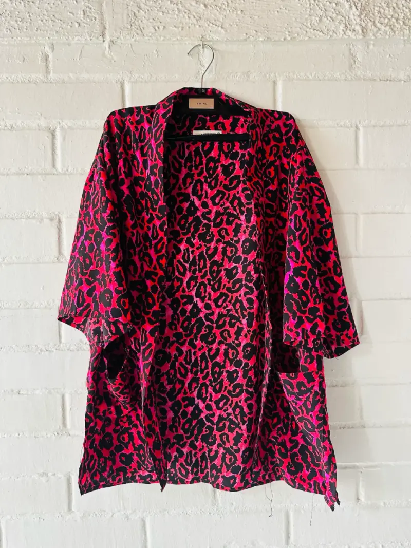 Kimono estampado animal print rosa y negro
