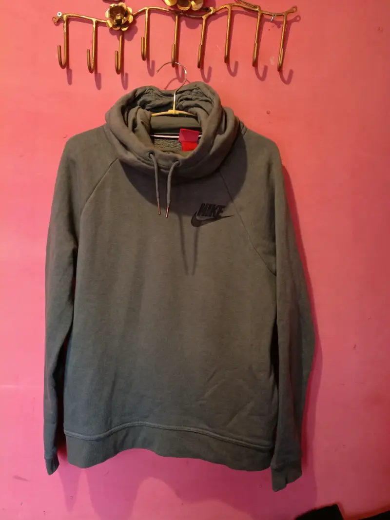 Polerón Nike gris con cuello alto - 1