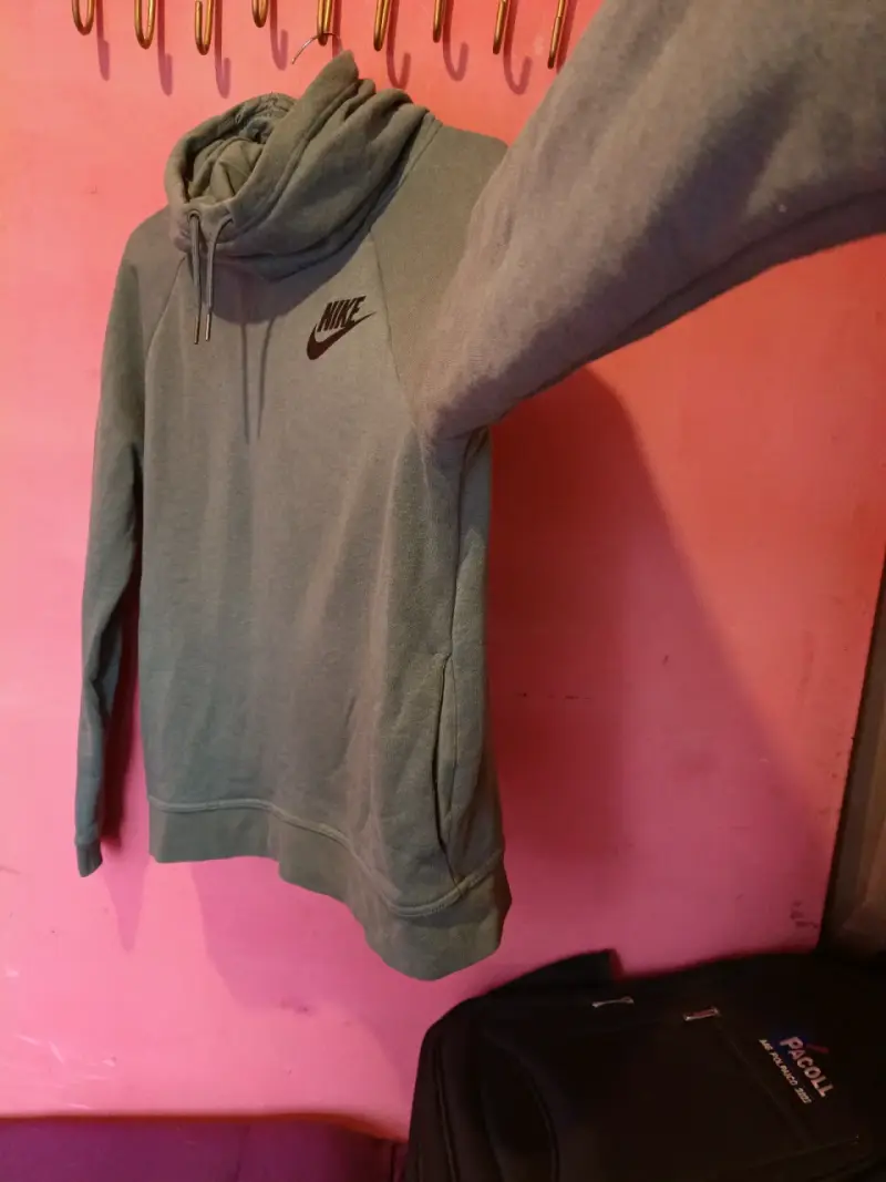 Polerón Nike gris con cuello alto - 2