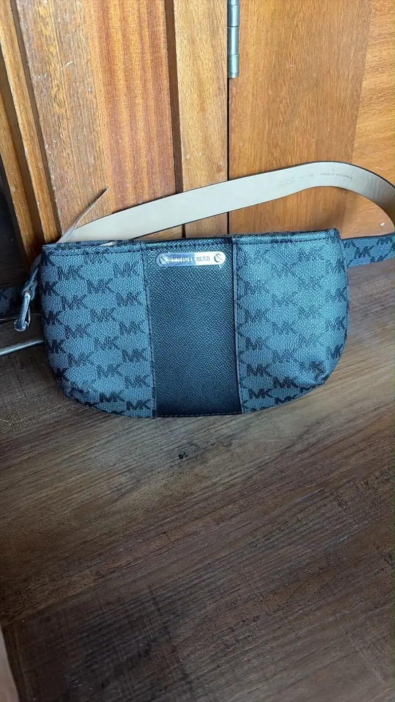 Riñonera Michael Kors negra con logo