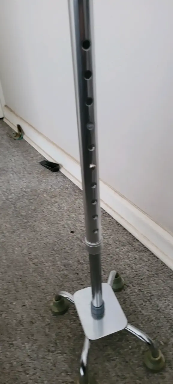 Bastón de aluminio ajustable con base de cuatro patas - 1