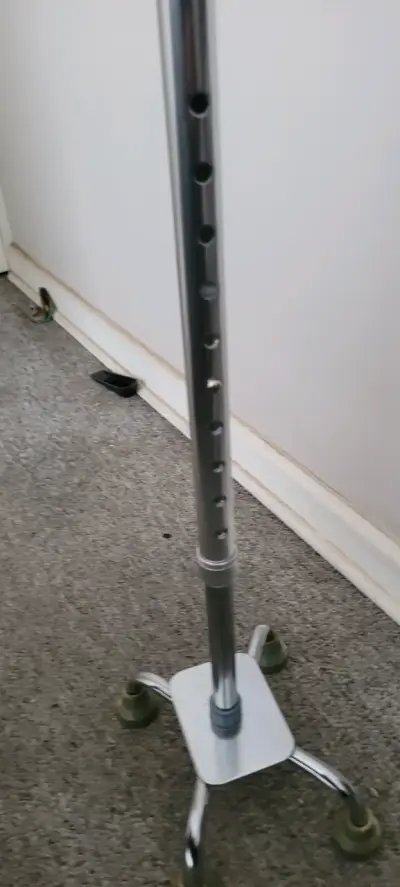 Bastón de aluminio ajustable con base de cuatro patas - miniatura 1