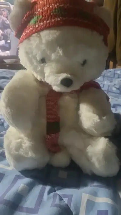 Osito de peluche blanco con gorro navideño - miniatura 2
