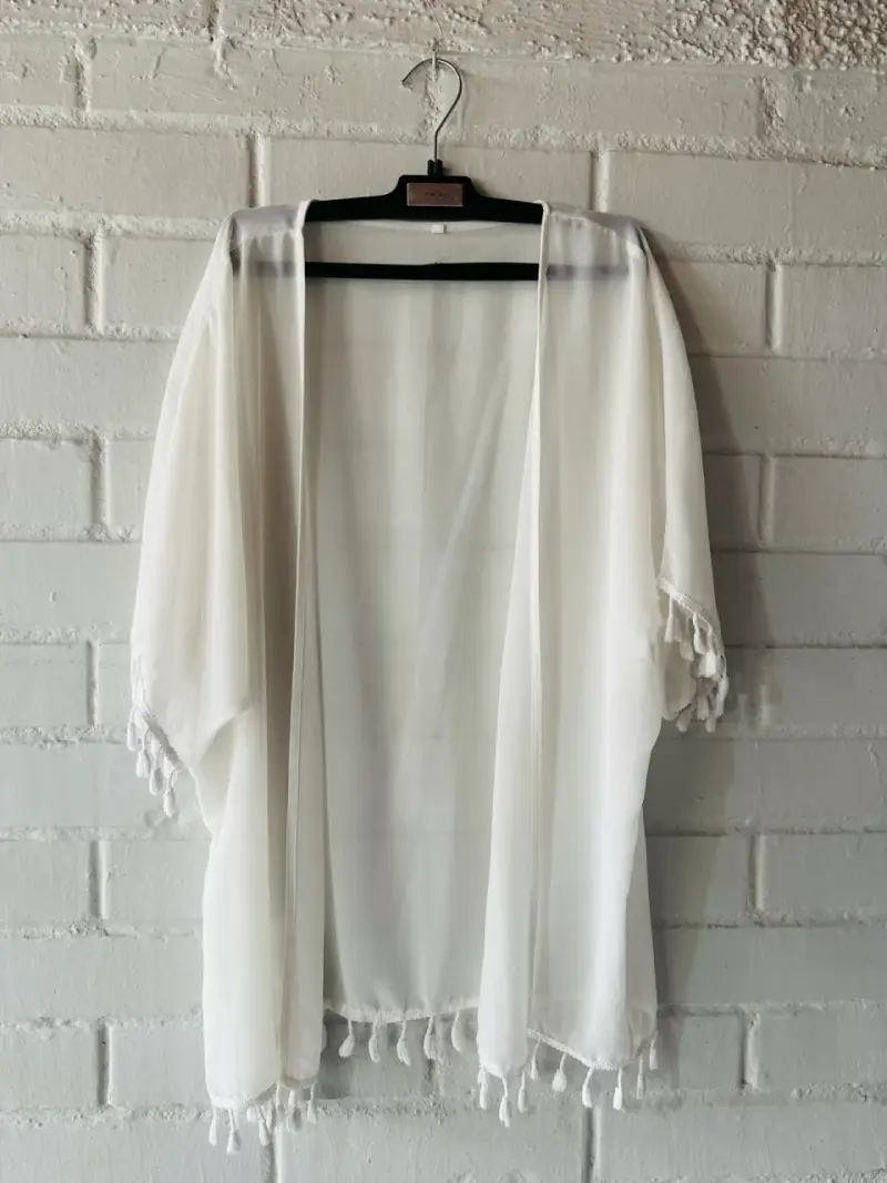 Kimono blanco con flecos para mujer
